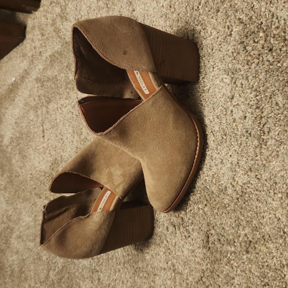 Chelsea and Violet Spring Tan Suede Cut Out Side Bootie size 7